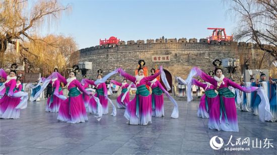 曲阜明古城萬仞宮墻前樂舞迎賓。 人民網(wǎng) 喬姝攝