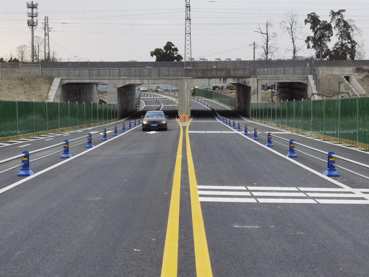 四川成都：濱河路下穿成昆鐵路段今日通車(chē)