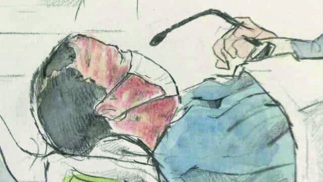 京阿尼縱火犯，被擔(dān)架抬入法庭