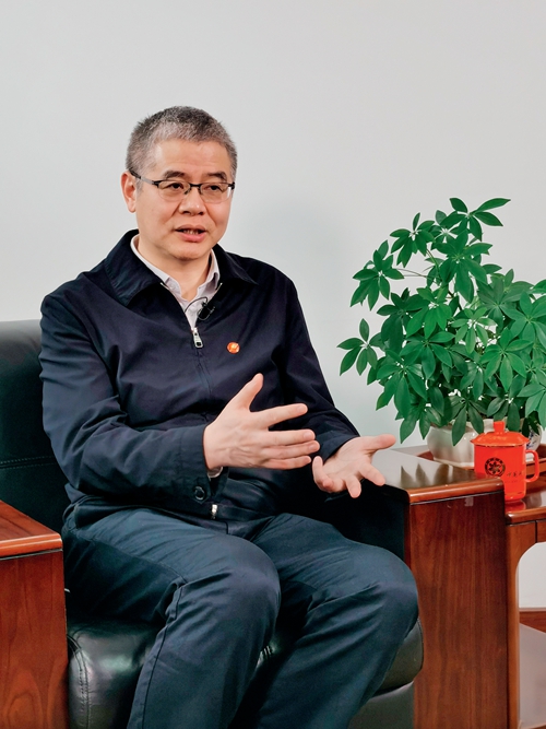 胡偉武：“芯”火相傳，擦干祖國(guó)身上的恥辱