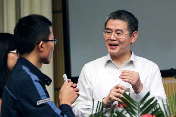 胡偉武:“芯”火相傳,擦干祖國(guó)身上的恥辱