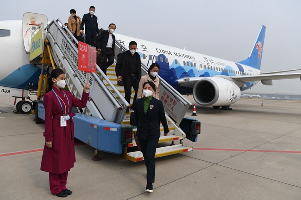 京外二十大代表團陸續(xù)抵京