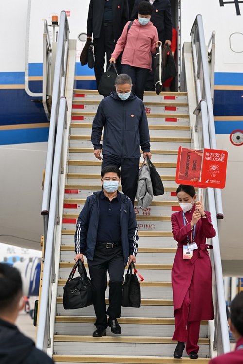 京外二十大代表團陸續(xù)抵京
