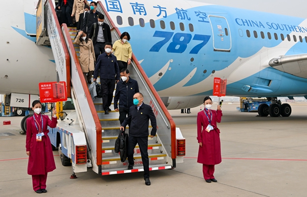 京外二十大代表團陸續(xù)抵京