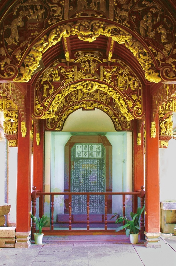 哀此貞烈凌波遠(yuǎn)，千載不渝惟孝德