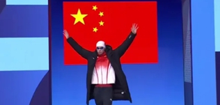 夏天比賽，游泳運動員出場為什么穿羽絨服？