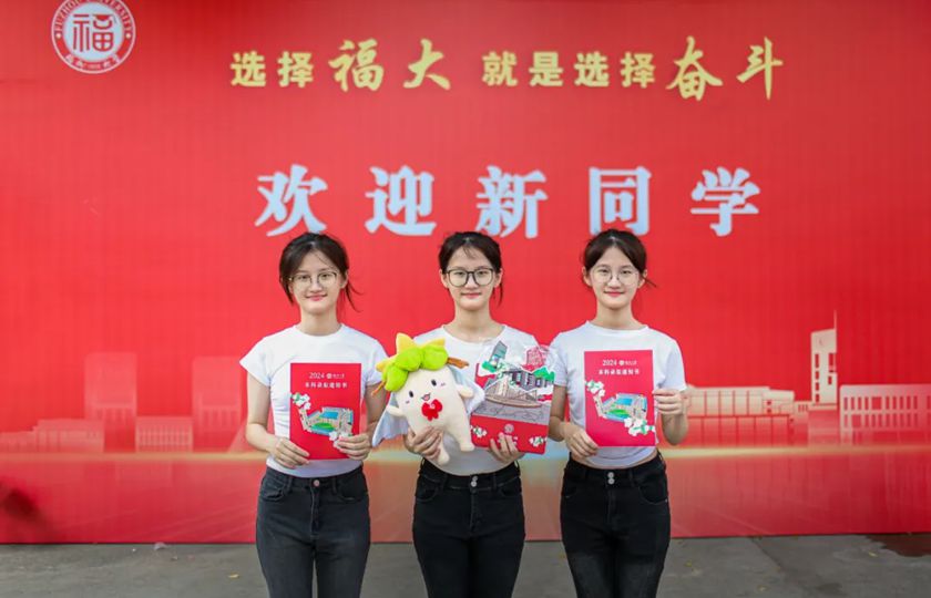 洪奕藍(lán)、洪祺藍(lán)、洪勝藍(lán)，三胞胎姐妹考入同所大學(xué)