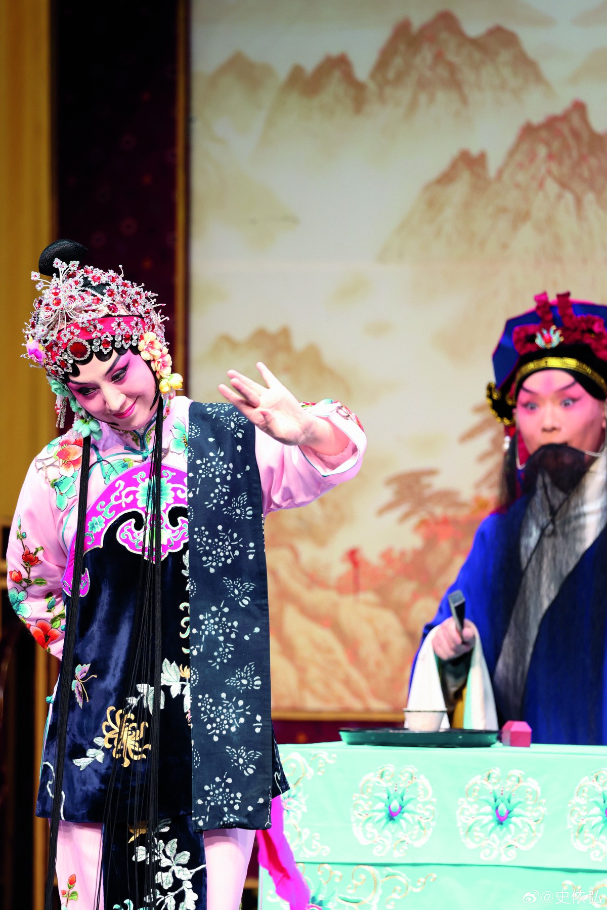 史依弘，一亮嗓就是國(guó)色天香