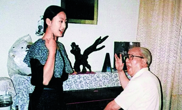 史依弘，一亮嗓就是國(guó)色天香