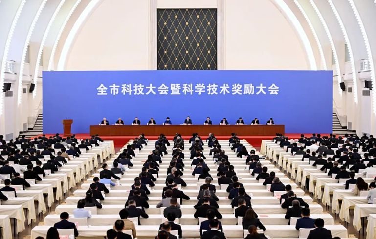 上海市科技大會暨科學(xué)技術(shù)獎勵大會舉行，陳吉寧為吳光輝、丁健頒發(fā)“上海市科技功臣獎”